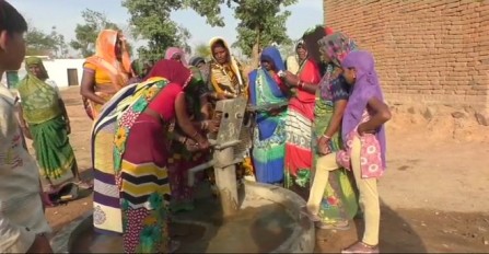 मिसाल: सूखाग्रस्त बुंदेलखंड में प्यास बुझातीं ‘हैंडपम्प वाली चाचियां’