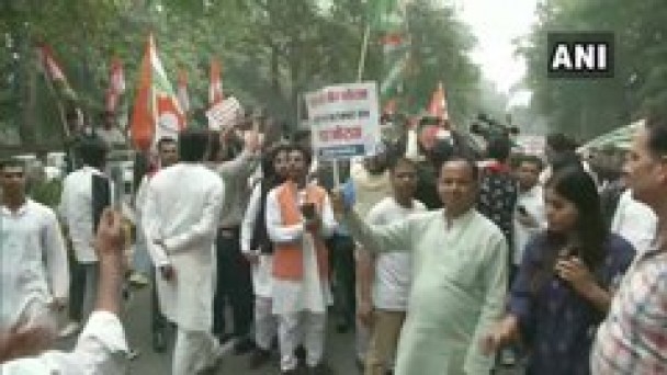 आरईसीपी समझौते के खिलाफ दिल्ली में केंद्रीय पशुपालन और डेयरी मंत्री गिरिराज सिंह के आवास पर युवा कांग्रेस के नेताओं ने शनिवार को प्रदर्शन किया