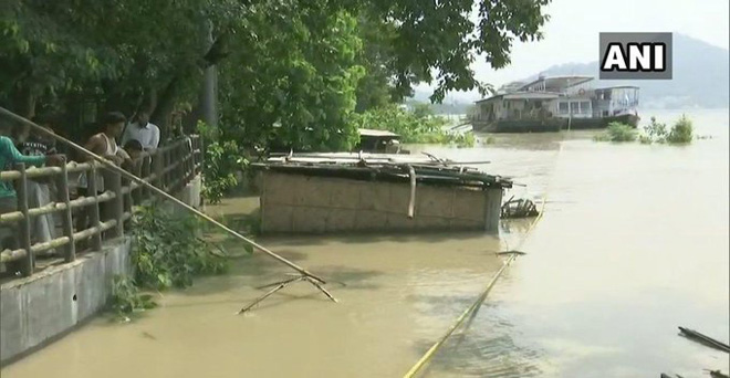 असम में 17 जुलाई तक, बाढ़ के कारण 29 जिलों के 4,626 गांवों में लगभग 57,51,938 लोग प्रभावित हुए हैं