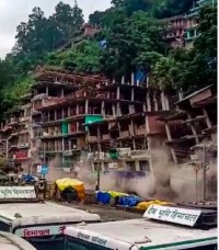 हिमाचल प्रदेश में बारिश का कहर: कुल्लू में आठ इमारतें धराशायी