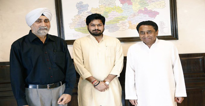 राष्ट्रीय किसान मजदूर संगठन के संयोजक वीएम सिंह ने मध्य प्रदेश के मुख्यमंत्री कमलनाथ से मिलकर किसानों के मुद्दों पर चर्चा की