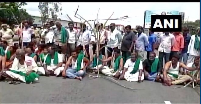 कर्नाटक में कृष्ण राजा सागर (केआरएस) बांध से तत्काल पानी छोड़ने की मांग को लेकर किसानों ने 11 वें दिन भी मांड्या में बेंगलुरु-मैसूर रोड पर विरोध प्रदर्शन जारी रखा