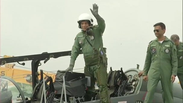'तेजस' लड़ाकू विमान में उड़ान भरने वाले पहले रक्षा मंत्री बने राजनाथ, कहा- अद्भुत अनुभव रहा