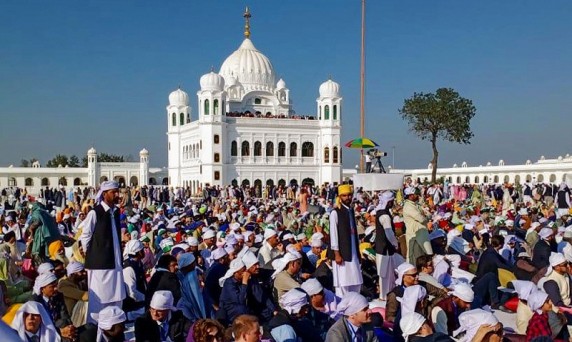 Sikh pilgrims visit the shrine of their spiritual leader Guru Nanak Dev at Gurdwara Darbar Sahib in Kartarpur : Outlook Hindi