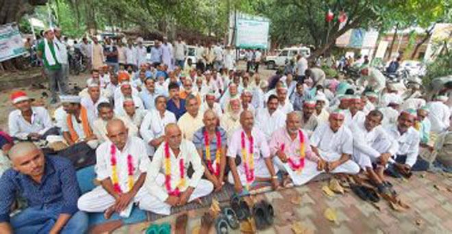 राष्ट्रीय किसान मजदूर संगठन बिजनौर ने धरने के छठे दिन गन्ना भुगतान ना करने वाले मिल मालिकों का 6 किसानों ने बाल मुंडवा कर श्राद्ध किया व अपना विरोध जताया