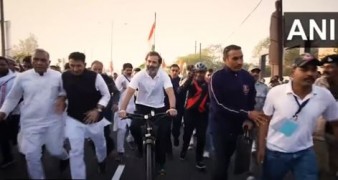 इंदौर से उज्जैन की ओर बढ़ी भारत जोड़ो यात्रा, साइकिल की सवारी करते दिखे राहुल गांधी