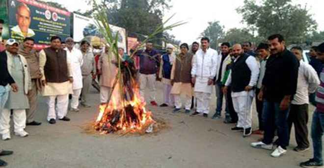 गन्ना किसानों को बर्बाद करने पर तुली है योगी सरकार, मुजफ्फरनगर  के कूकड़ा ब्लॉक चौराहे पर गन्ना मूल्य न बढ़ाए जाने के विरोध में रालोद कार्यकर्ताओं और किसानों ने गन्ने की होली जलाई!