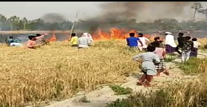 उत्तर प्रदेश के जौनपुर में गेहूं के खेत में लगी आग को बुझाते ग्रामीण, इस बार आग लगने की घटनाएं ज्यादा हो रही हैं