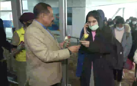दिल्ली हवाई अड्डे पर यूक्रेन से लौट रहे भारतीयों का स्वागत करते केंद्रीय मंत्री डॉ. जितेंद्र सिंह