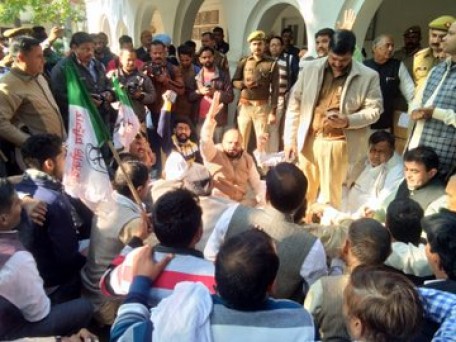 मुजफ्फरनगर में राष्ट्रीय लोकदल के कार्यकर्ताओं ने कलक्ट्रेट पर धरना प्रदर्शन कर गन्ना अवशेष (पत्ती) जलाने के नाम पर किसानों पर दर्ज मुकदमे वापिस लेने की मांग की