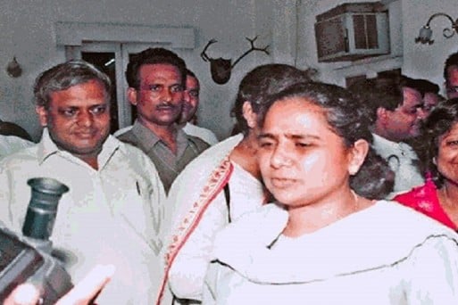 story of guest house incident that bsp supremo mayawati which lead to conflict with mulayam singh yadav : Outlook Hindi