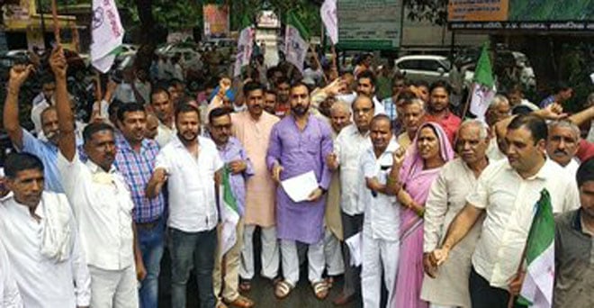 बिजनौर में रालोद कार्यकर्ताओं ने बिजली दरों में बढ़ोतरी, ओर गन्ना के बकाया भुगतान आदि समस्याओं को लेकर धरना-प्रदर्शन किया
