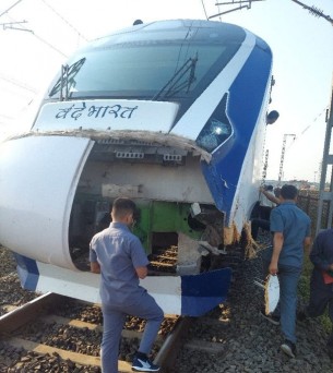 Gandhinagar-bound Vande Bharat train rams into cattle in Gujarat, front  panel damaged; third incident this month : Outlook Hindi