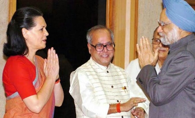 Pranab Mukherjee targets Sonia and Manmohan many revelations in his book  The Presidential Years : Outlook Hindi