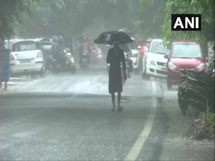 दिल्ली-एनसीआर में झमाझम बारिश, सड़कों पर भरा पानी, नोएडा के सभी स्कूल बंद