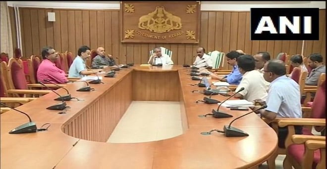 केरल में बाढ़ की स्थिति का जायजा लेने के लिए मुख्यमंत्री ने शीर्ष अधिकारियों के साथ उच्च-स्तरीय बैठक की