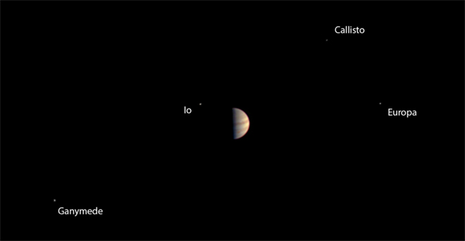 जूनो द्वारा भेजी गई बृहस्पति की पहली तस्वीर फोटो साभार - नासा