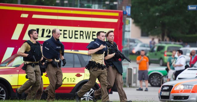 मॉल के बाहर मुस्तैद पुलिसकर्मी