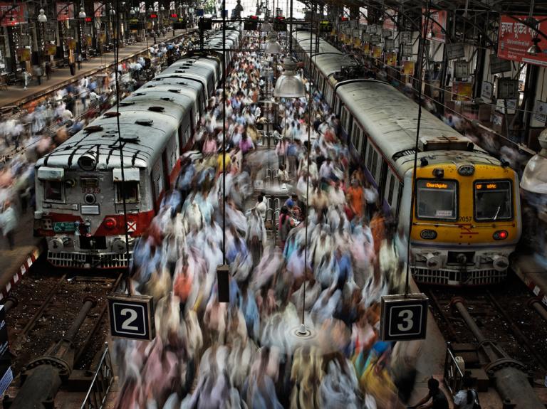 साभार: http://www.nationalgeographic.com/photography/photo-of-the-day/2013/8/railway-station-mumbai-olson/ साभार: http://www.nationalgeographic.com/photography/photo-of-the-day/2013/8/railway-station-mumbai-olson/