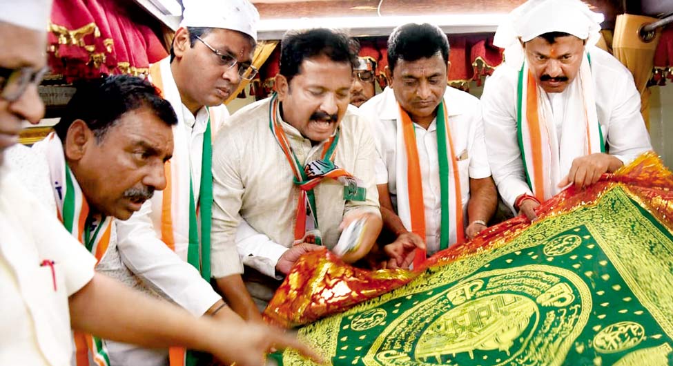 इबादतः नागपुर के ताजबाग दरगाह पर चादर चढ़ाते कांग्रेस के नाना पटोले (सबसे दाएं)