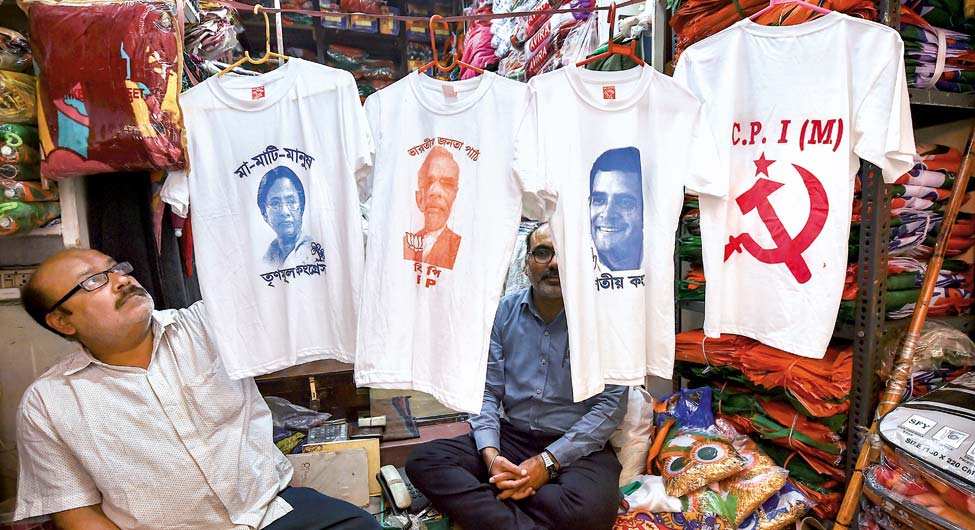 बदलते तरीके: टी-शर्ट पर नेता (बाएं), हाईटेक बस में मुलायम सिंह यादव (दाएं)