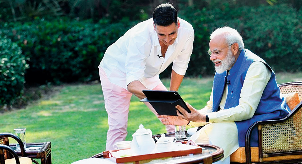 प्रधानमंत्री नरेंद्र मोदी के साथ अभिनेता अक्षय कुमार