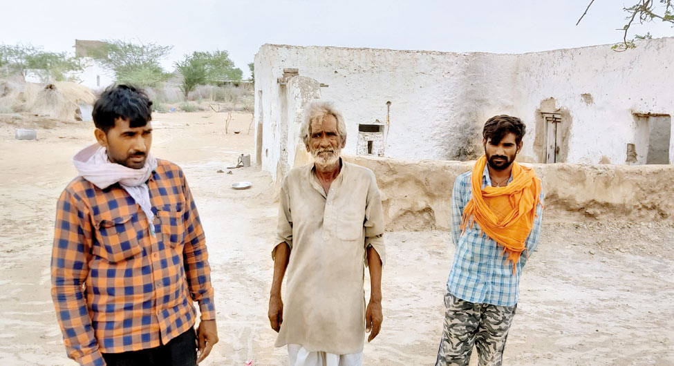 वह क्यों छीन लिया गया! चुरू में हिरासत में मौत के शिकार नेमीचंद के पिता निरानाराम नायक (बीच में), छोटा भाई शंकरलाल (भगवा दुपट्टे में) और बड़ा भाई जगदीश (सफेद दुपट्टे में)