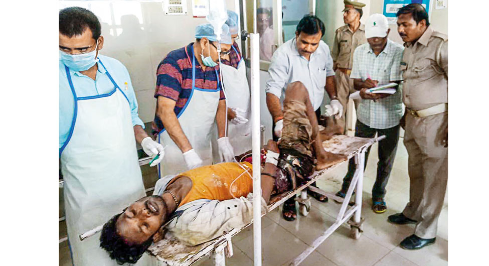 गोली से घायल व्यक्ति को इलाज के लिए वाराणसी के अस्पताल में लाया गया