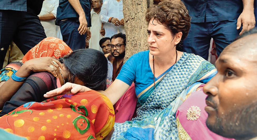 चुनार गेस्ट हाउस में पीड़ित परिवारों से मिलती कांग्रेस महासचिव प्रियंका गांधी