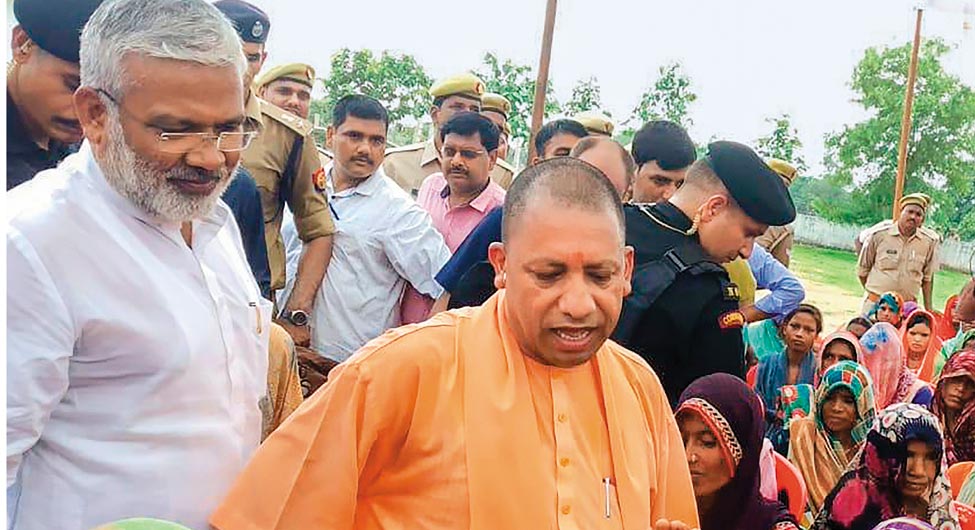 विपक्ष के हमले के बाद मुख्यमंत्री आदित्यनाथ पीड़ितों से मिलने पहुंचे