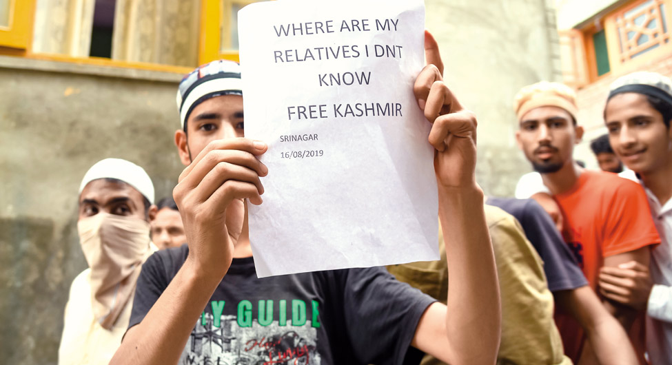 सौरा इलाके में प्रदर्शन करते लोग