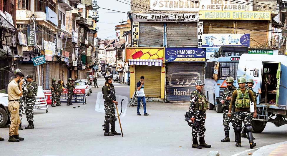 अनुच्छेद 370 के तहत जम्मू-कश्मीर से विशेष दर्जा का प्रावधान हटाने के बाद श्रीनगर में भारी संख्या में तैनात सुरक्षाकर्मी