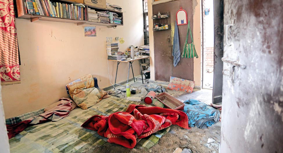 बिखरा हुआ हॉस्टल का कमरा