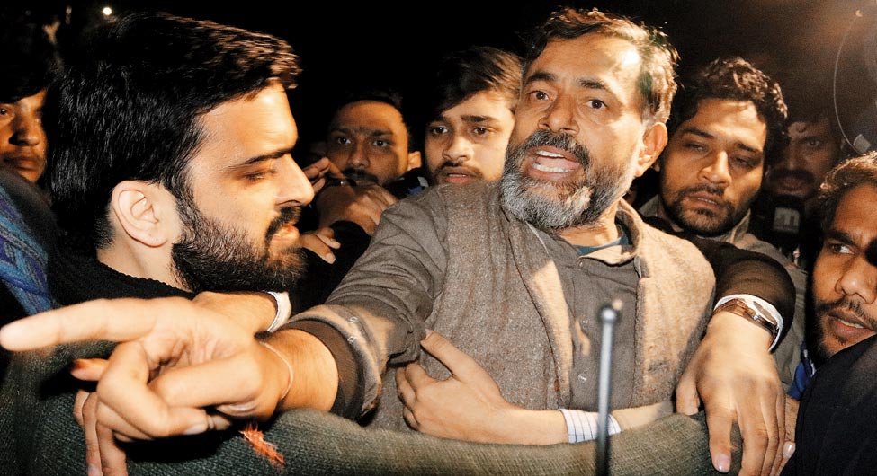 मूक दर्शक पुलिसः जेएनयू के मुख्य गेट पर पहुंचे योगेंद्र यादव से हुई धक्का-मुक्की