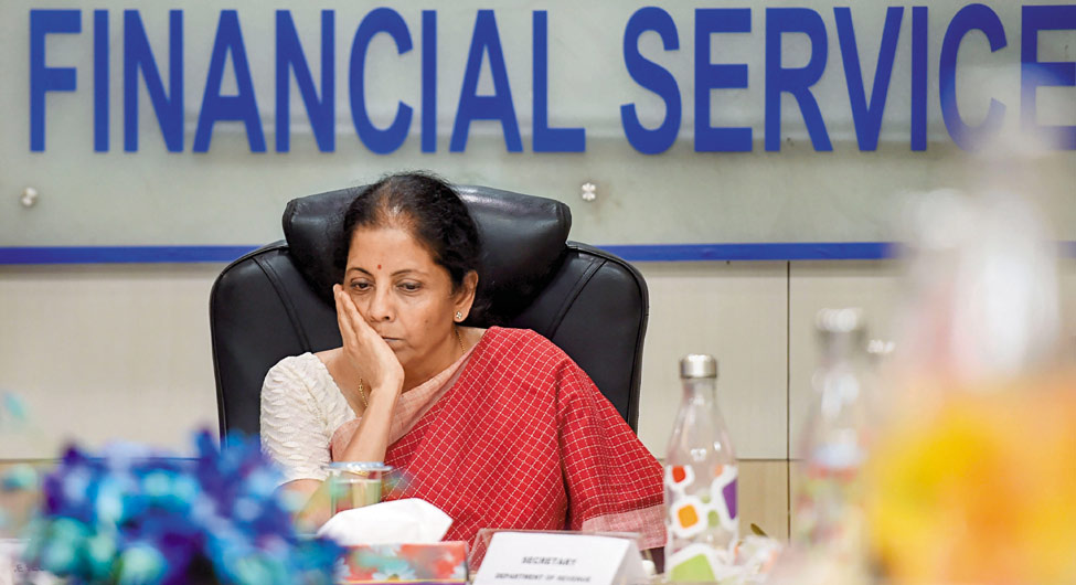 गहरी सोच मेंः उम्मीद है कि अगले बजट में वित्त मंत्री निर्मला सीतारमण अर्थव्यवस्था को उबारने के उपाय करेंगी