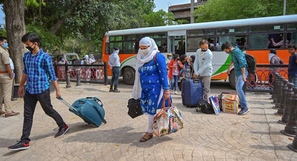 घर वापसी ः कोटा से प्रयागराज लौटे छात्र
