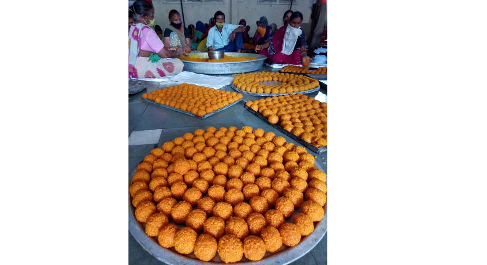 इंदौर में बने 5 लाख लड्डू