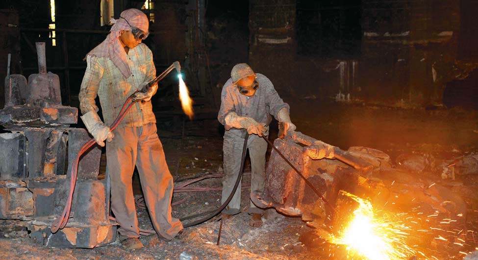 मजदूरों का अब हड़ताल करना भी मुश्किल मजदूरों का अब हड़ताल करना भी मुश्किल