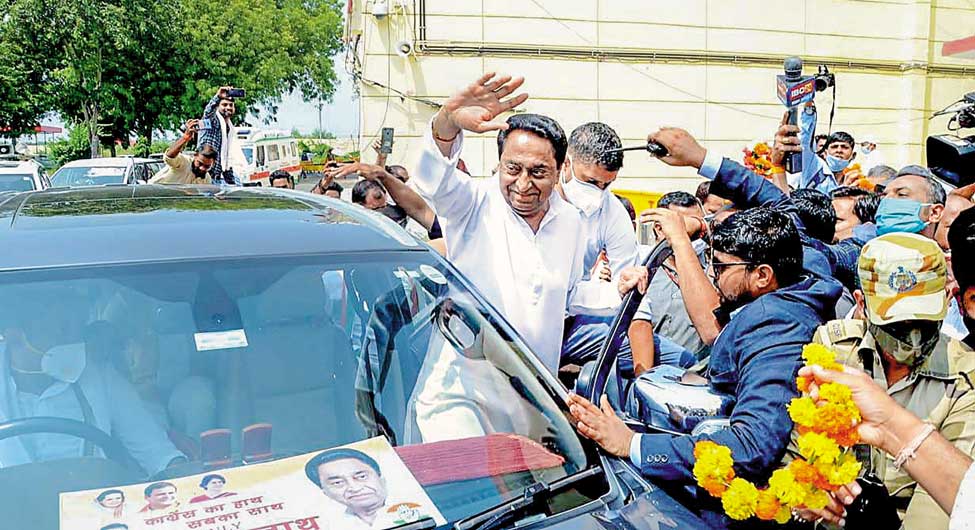 रोड शो में कांग्रेस नेता कमलनाथ रोड शो में कांग्रेस नेता कमलनाथ