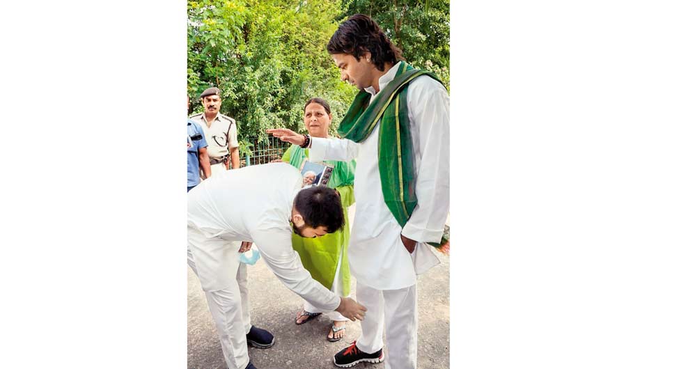 बड़े भाई तेज प्रताप का आशीर्वाद लेते तेजस्वी यादव बड़े भाई तेज प्रताप का आशीर्वाद लेते तेजस्वी यादव