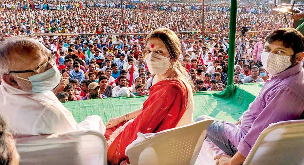 बेगूसराय की एक सभा में कन्हैया कुमार और वृंदा करात बेगूसराय की एक सभा में कन्हैया कुमार और वृंदा करात