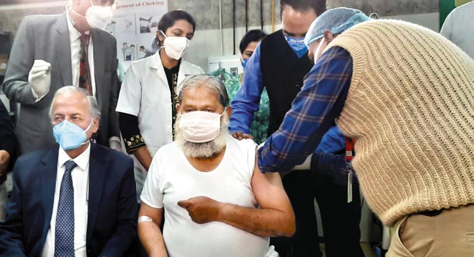 हरियाणा के स्वास्थ्य मंत्री वैक्सीन ट्रायल में शामिल हुए, लेकिन फिर भी पॉजिटिव पाए गए हरियाणा के स्वास्थ्य मंत्री वैक्सीन ट्रायल में शामिल हुए, लेकिन फिर भी पॉजिटिव पाए गए