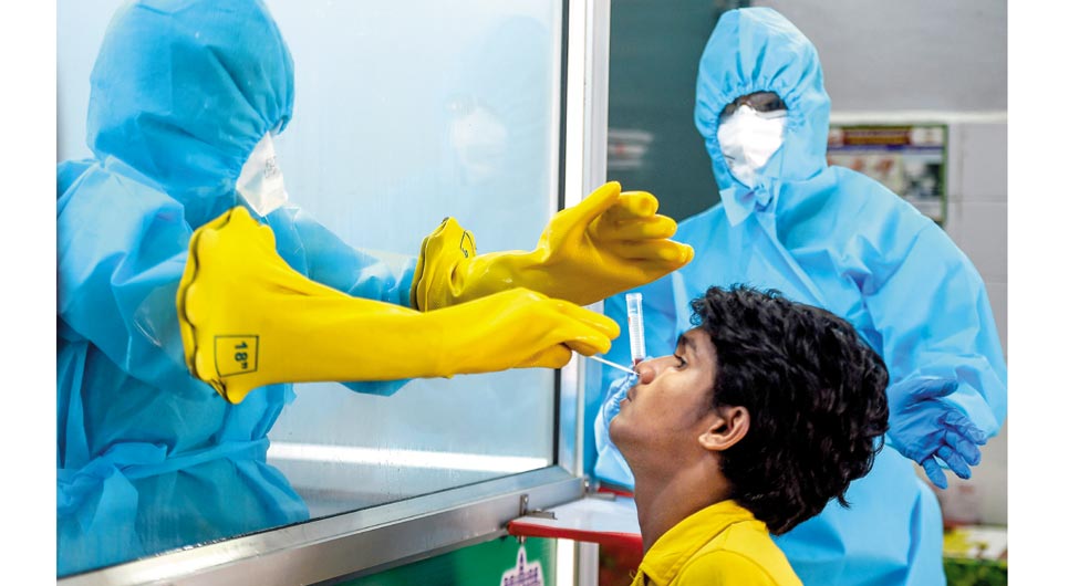 नमूना लेते कर्मचारी नमूना लेते कर्मचारी