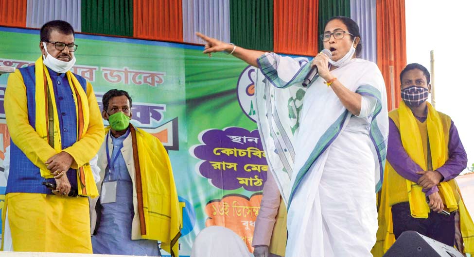 कूचबिहार में एक रैली को संबोधित करतीं ममता बनर्जी कूचबिहार में एक रैली को संबोधित करतीं ममता बनर्जी