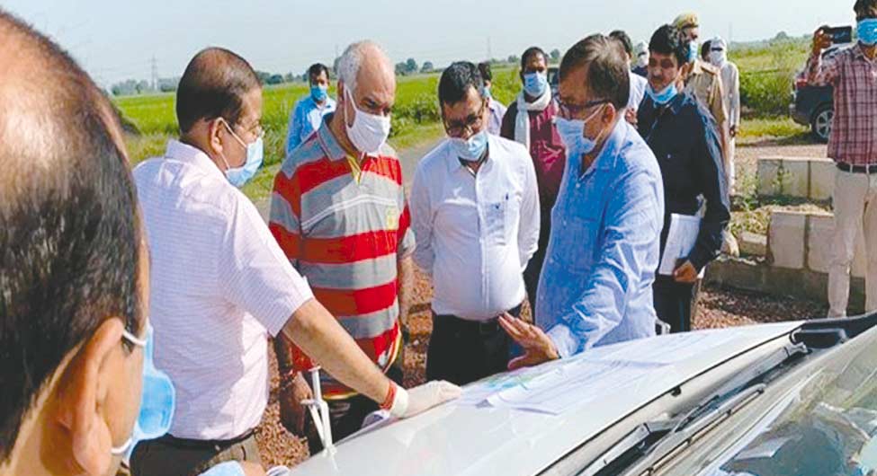 ग्रेटर नोएडा के सेक्टर-21 में बनने वाली फिल्म सिटी का मुआयना करते अधिकारी ग्रेटर नोएडा के सेक्टर-21 में बनने वाली फिल्म सिटी का मुआयना करते अधिकारी