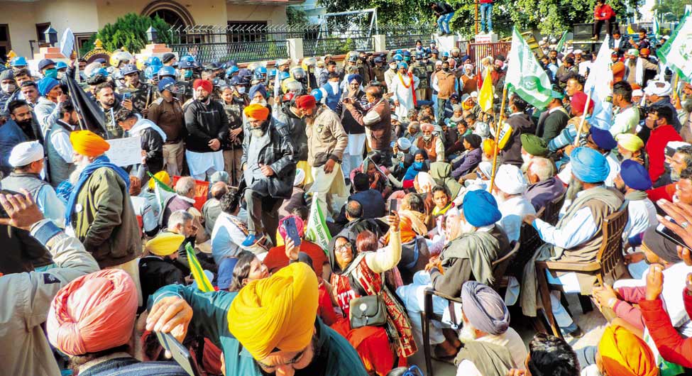 हिसार में भाजपा विधायक सुनीता दुग्गल के घर के सामने किसानों का प्रदर्शन हिसार में भाजपा विधायक सुनीता दुग्गल के घर के सामने किसानों का प्रदर्शन