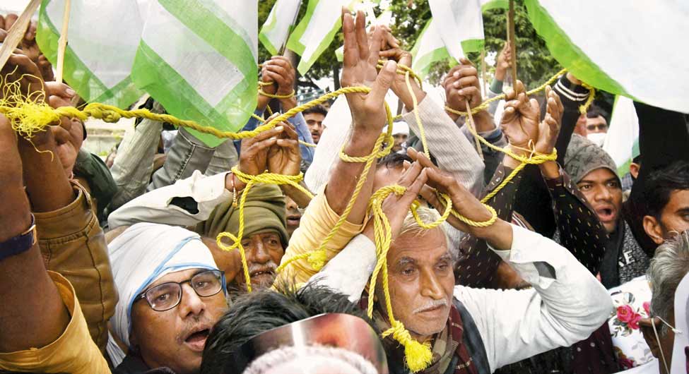 भोपाल में नए कृषि कानून का विरोध करते किसान भोपाल में नए कृषि कानून का विरोध करते किसान