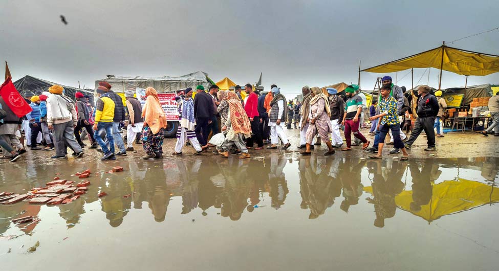 विकट मौसम में भी डटे हुए हैं किसान विकट मौसम में भी डटे हुए हैं किसान