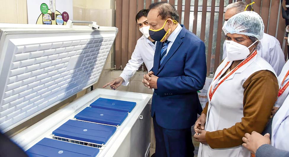 दिल्ली में कोल्ड चेन का निरिक्षण करते स्वास्थ्यत मंत्री डॉ. हर्षवर्धन दिल्ली में कोल्ड चेन का निरिक्षण करते स्वास्थ्यत मंत्री डॉ. हर्षवर्धन