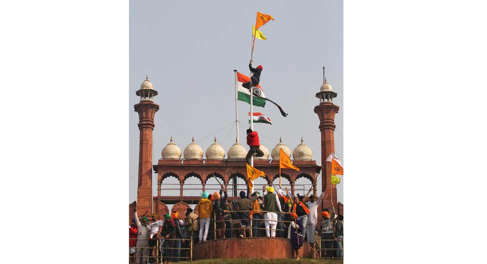 उपद्रव और सख्ती का गवाह दिल्ली का लाल किला  उपद्रव और सख्ती का गवाह दिल्ली का लाल किला